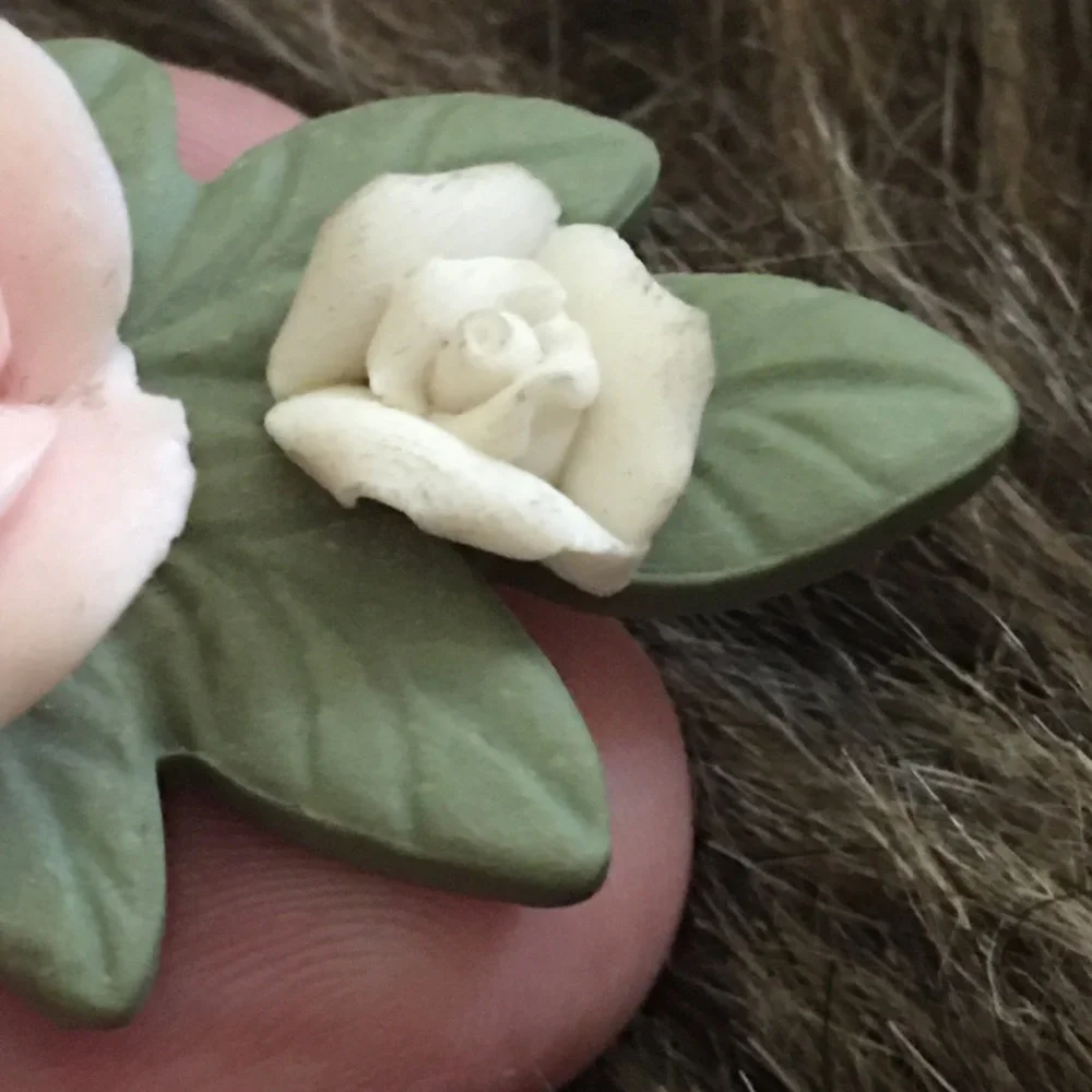 Vintage 80s ceramic rose brooch collar pin